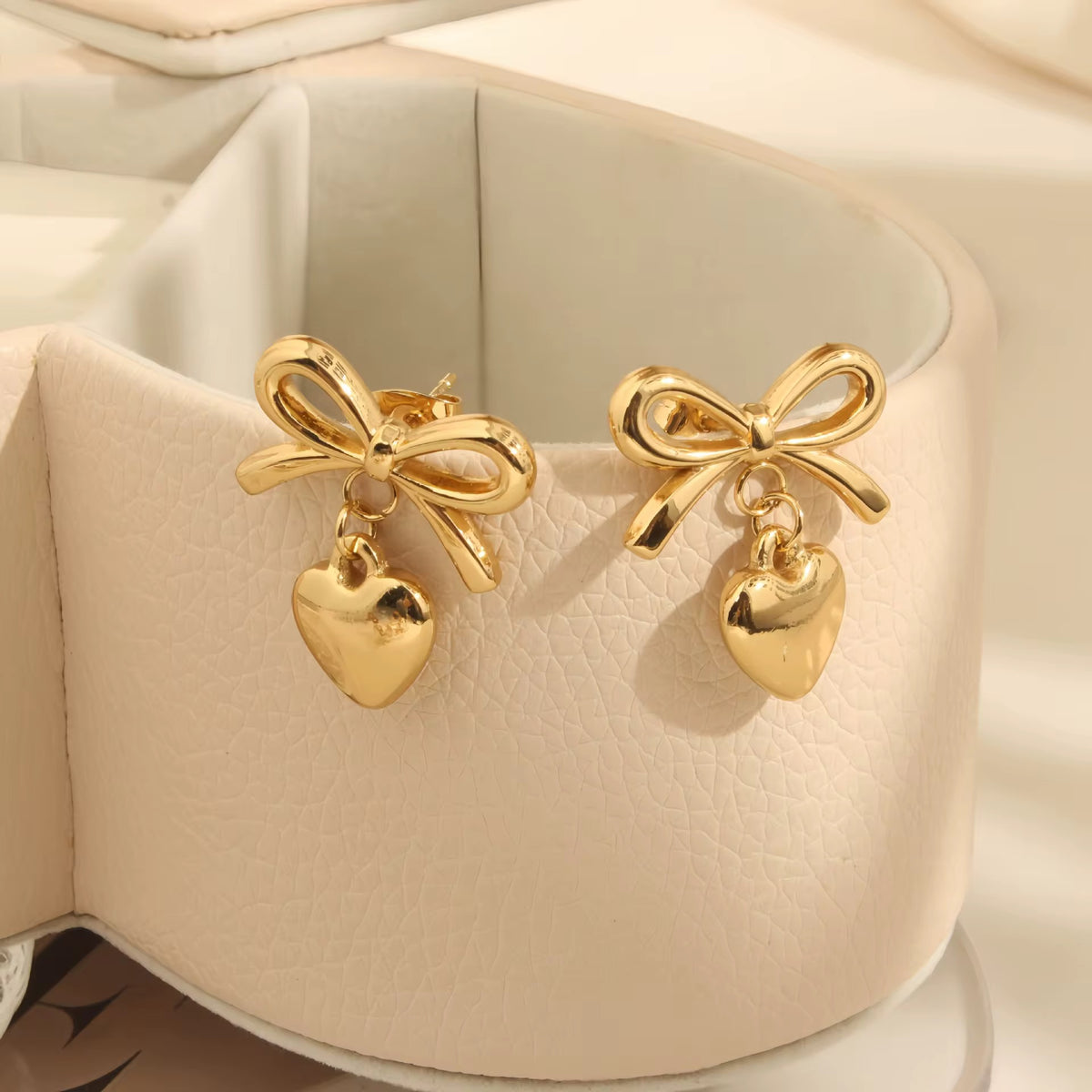 Fleur bow & heart earrings
