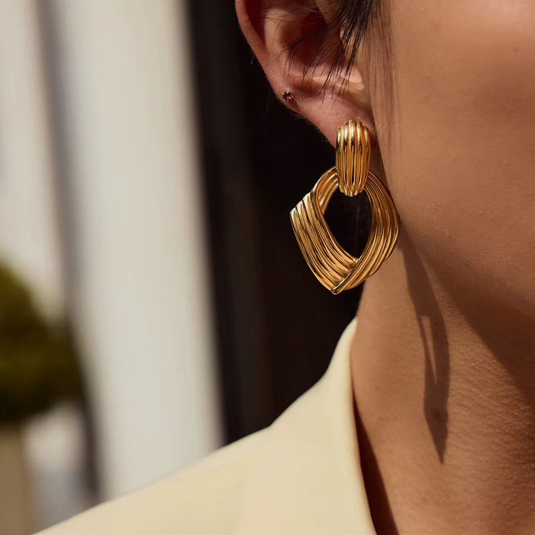 Saskia Ribbed Drop Earrings